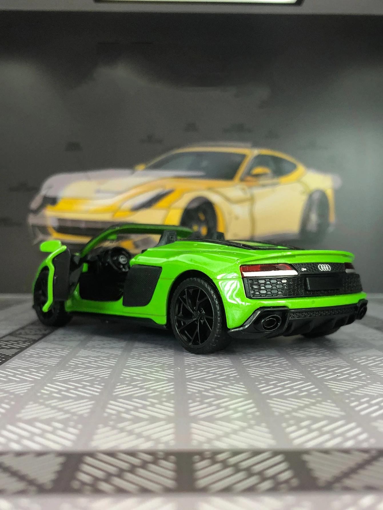 1:32 AUDI R8 V10 Legierungs-Rennwagenmodell, die Autotür kann geöffnet werden, kann als Geburtstagsgeschenk an Freunde gegeben werden