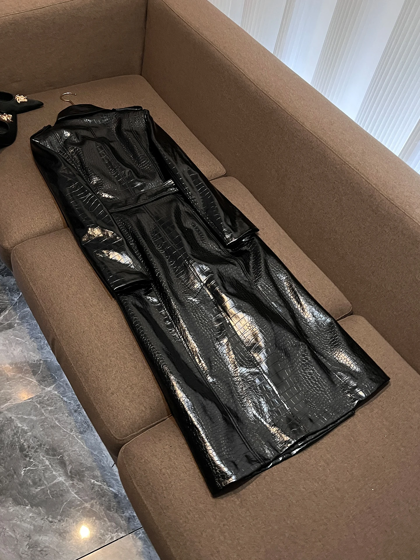 2026 Novo Casaco Feminino de Couro PU com Botões Duplos, Cintura Ajustada, Corta-Vento Moderno e Jaqueta Vintage Elegante