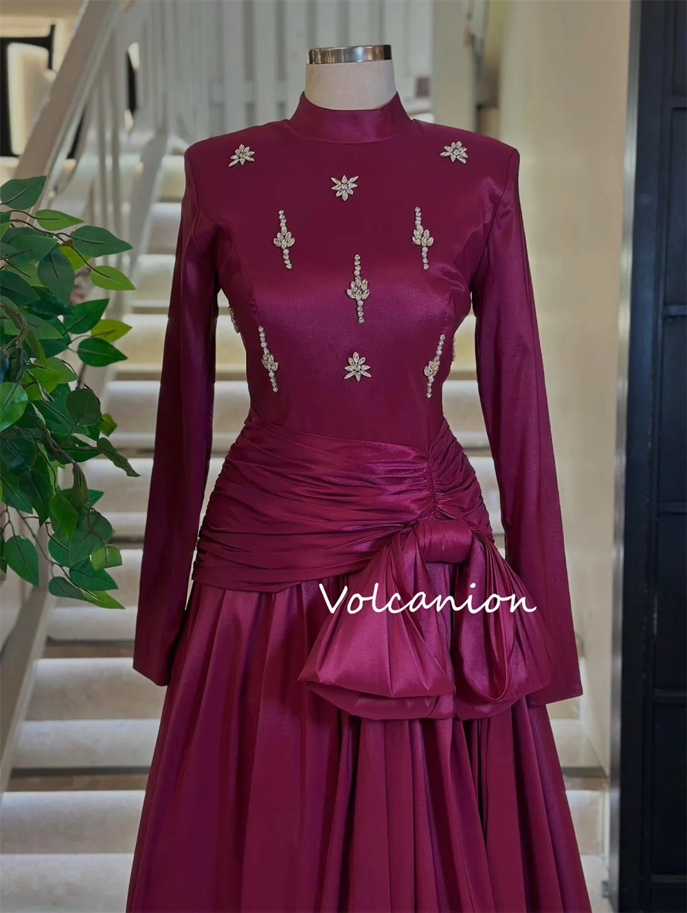 تخصيص البريق Charmeuse الطية البراقة ألف خط الياقة العالية فساتين طويلة مخصصة مناسبة أحجام الحفلات المتاحة