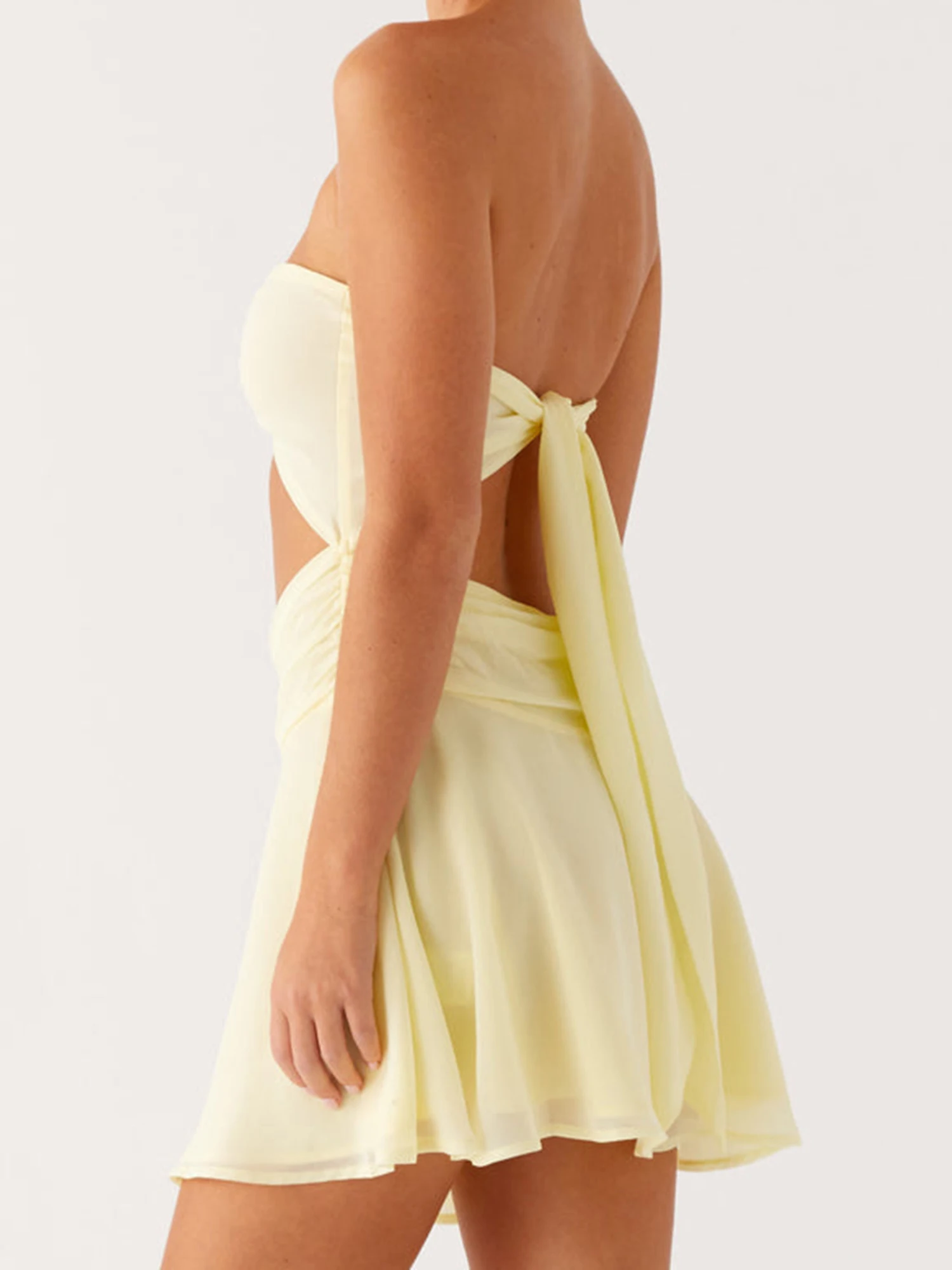 Elegancka sukienka bodycon z odkrytymi ramionami, wycięciami i marszczeniami, idealna na letnie przyjęcia i wyjścia na plażę.