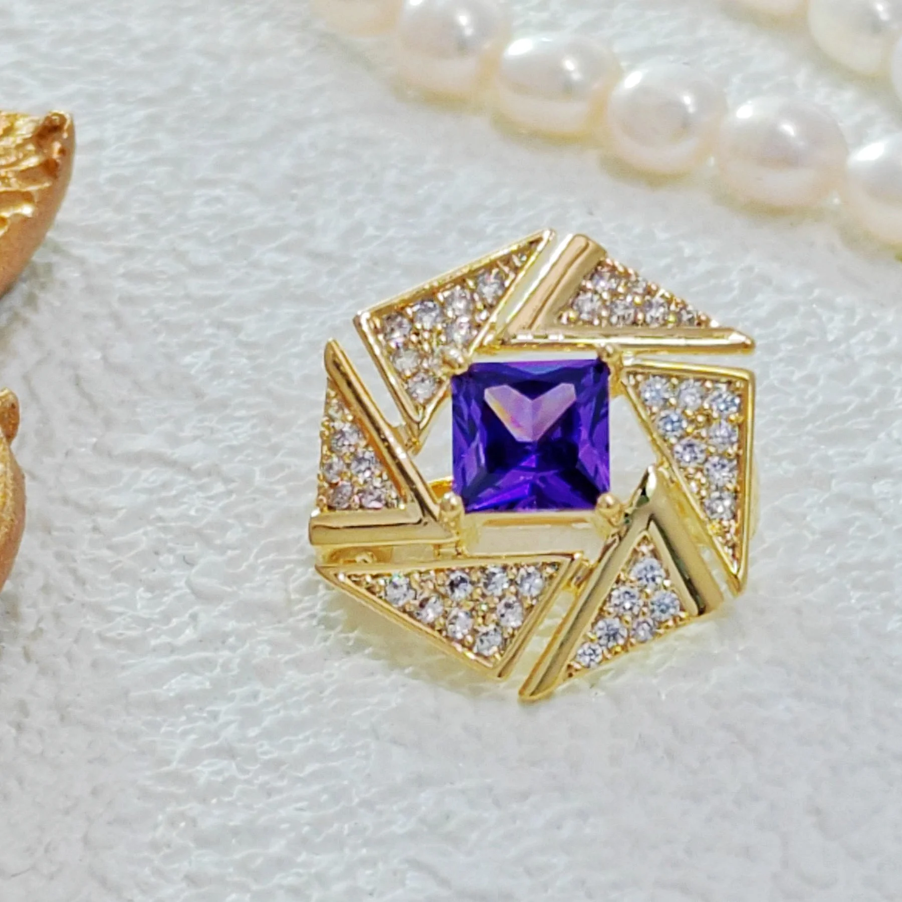 

Geometrical Fashion Clear Triangle & Purple Square Stone Brooch pin