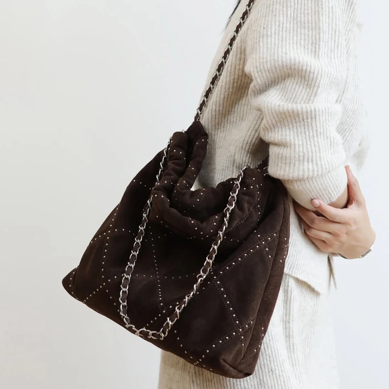 حقائب جلدية بقر طبيعية مخصصة بأحرف أولى للنساء، حقائب يد ومحافظ فاخرة بتصميم جديد لعام 2025، مزينة بمسامير عتيقة مع جيب داخلي وحزام سلسلة وحقيبة كتف تحت الذراع جودة عالية ًالشحن مجانا وصول الشحن السريع #3