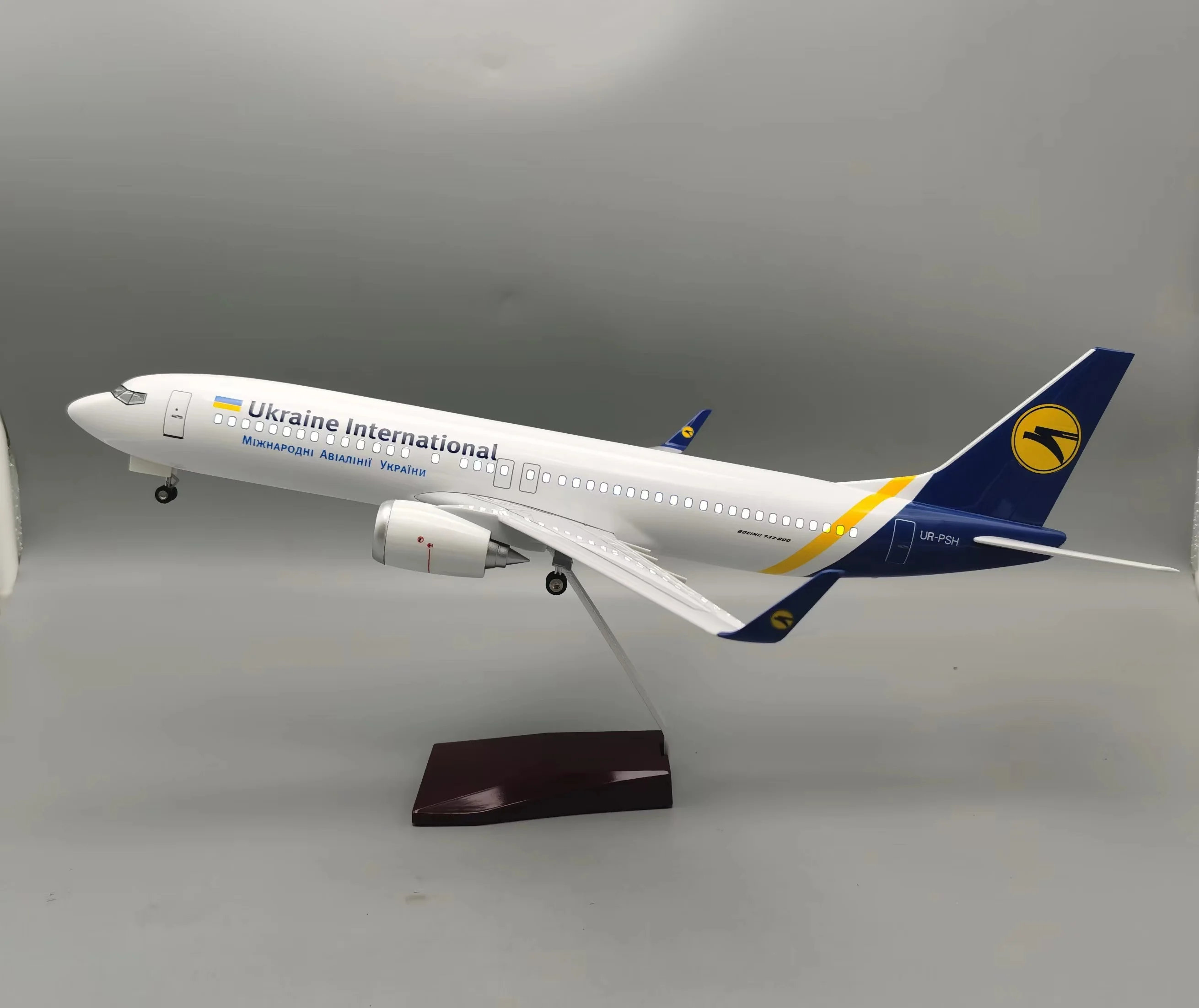 1:85 Scale Plane 47CM B737-800 Ukraine Airplane Model Plastic Model Resin Airplane Gift Aviation Enthusiast for Collections