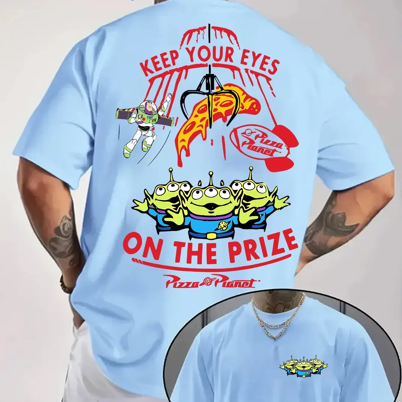 Camiseta para hombre con estampado del alienígena de tres ojos de Toy Story y Buzz Lightyear, con estampado de Pizza Planet en la parte delantera y trasera.