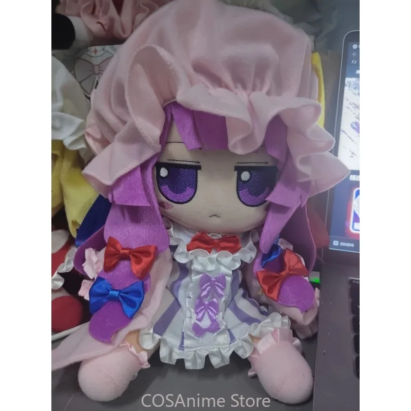Touhou Project Patchouli Knowledge 20cm Anime Cosplay Versiones Fumo Muñeco de Peluche de Algodón en Postura Sentada, Figura de Peluche, Juguete, Regalo