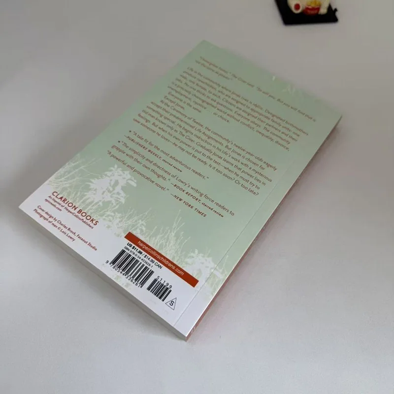 The Giver هو رواية بريطانية أصلية The Giver and Giver Newbury Gold Award نفاق الوعي الفردي للتحكم الاجتماعي