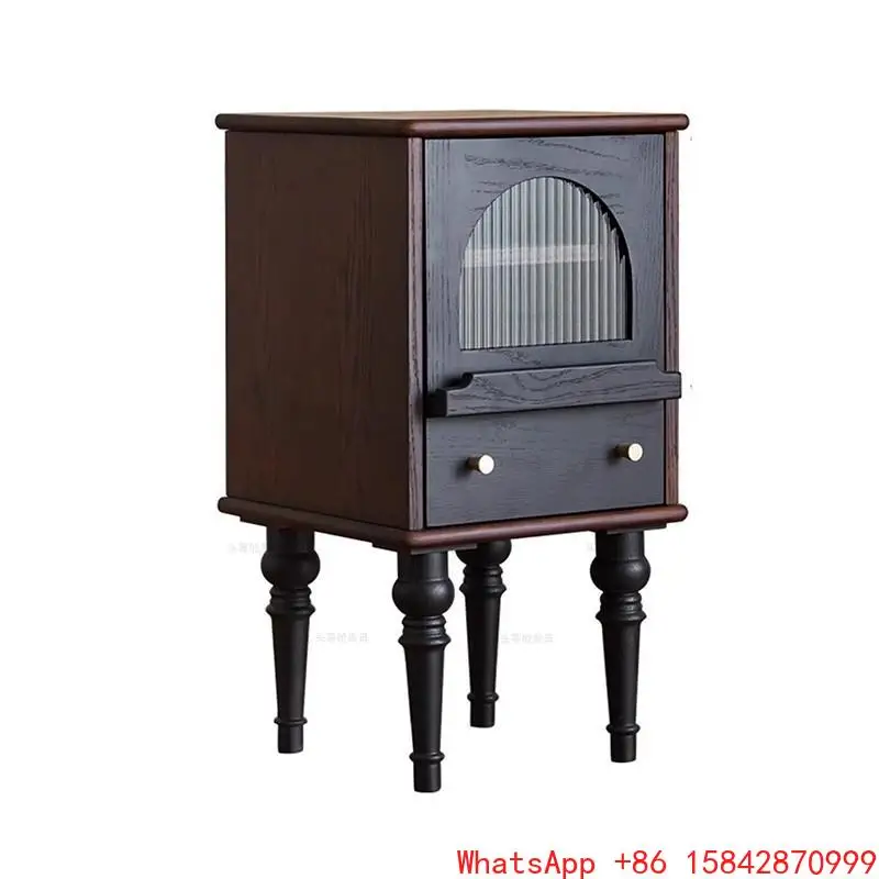 خزانة بجانب السرير من الخشب الصلب الفرنسي القديم بجانب السرير وغرفة النوم الصغيرة