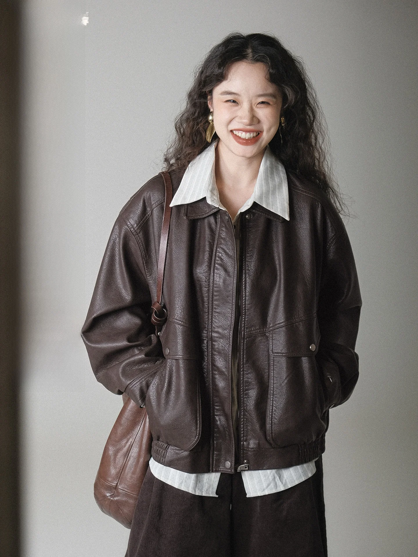 ブラウン PU レザージャケット女性のクールなスタイルのショートコート冬新着ファッショナブルな通勤風ルーズフィット長袖ジッパー