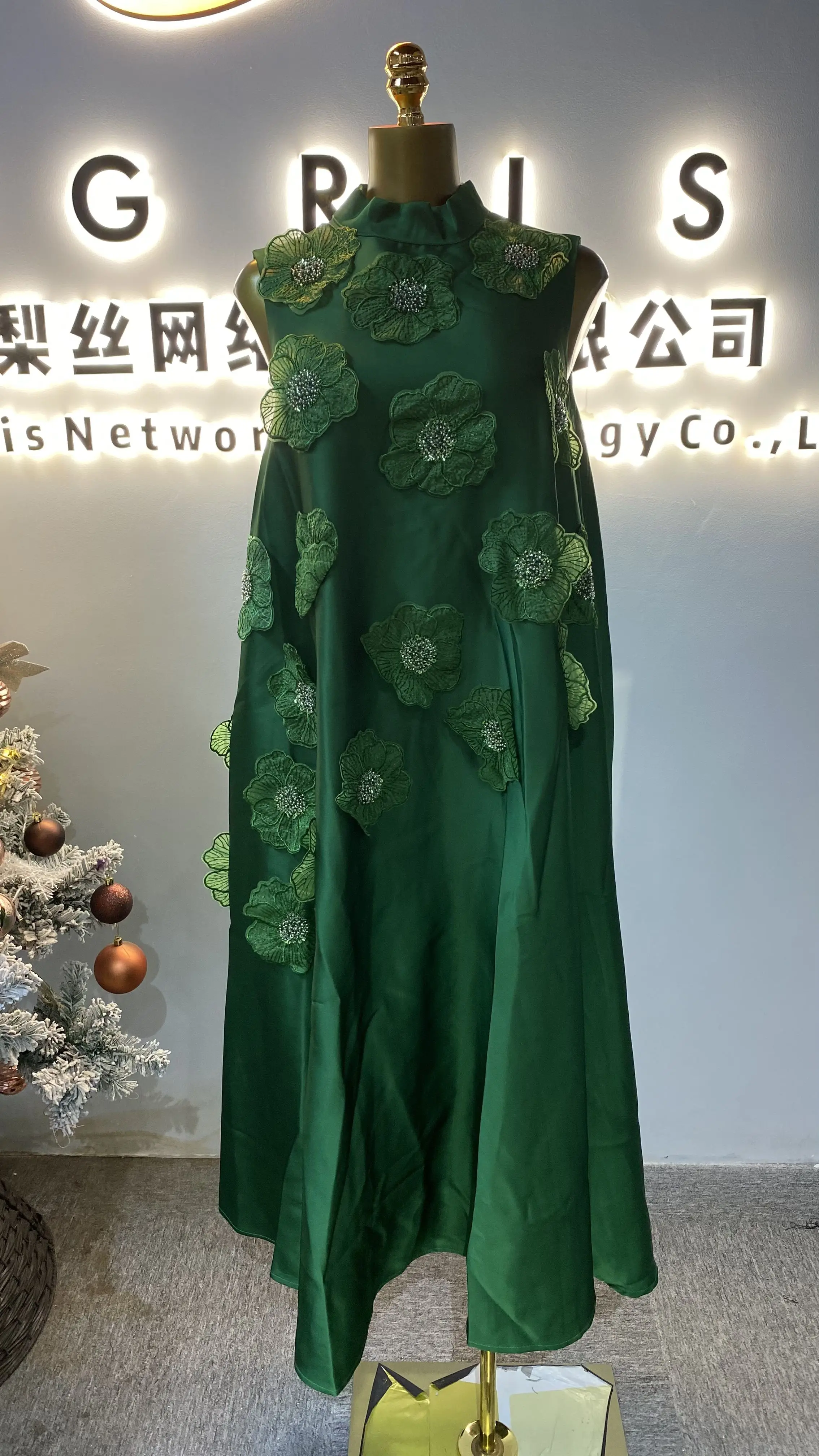 

Women's sleeveless 3D high-end dress with heavy embroidery patchwork A-line long dress, round neck.-GZXX042