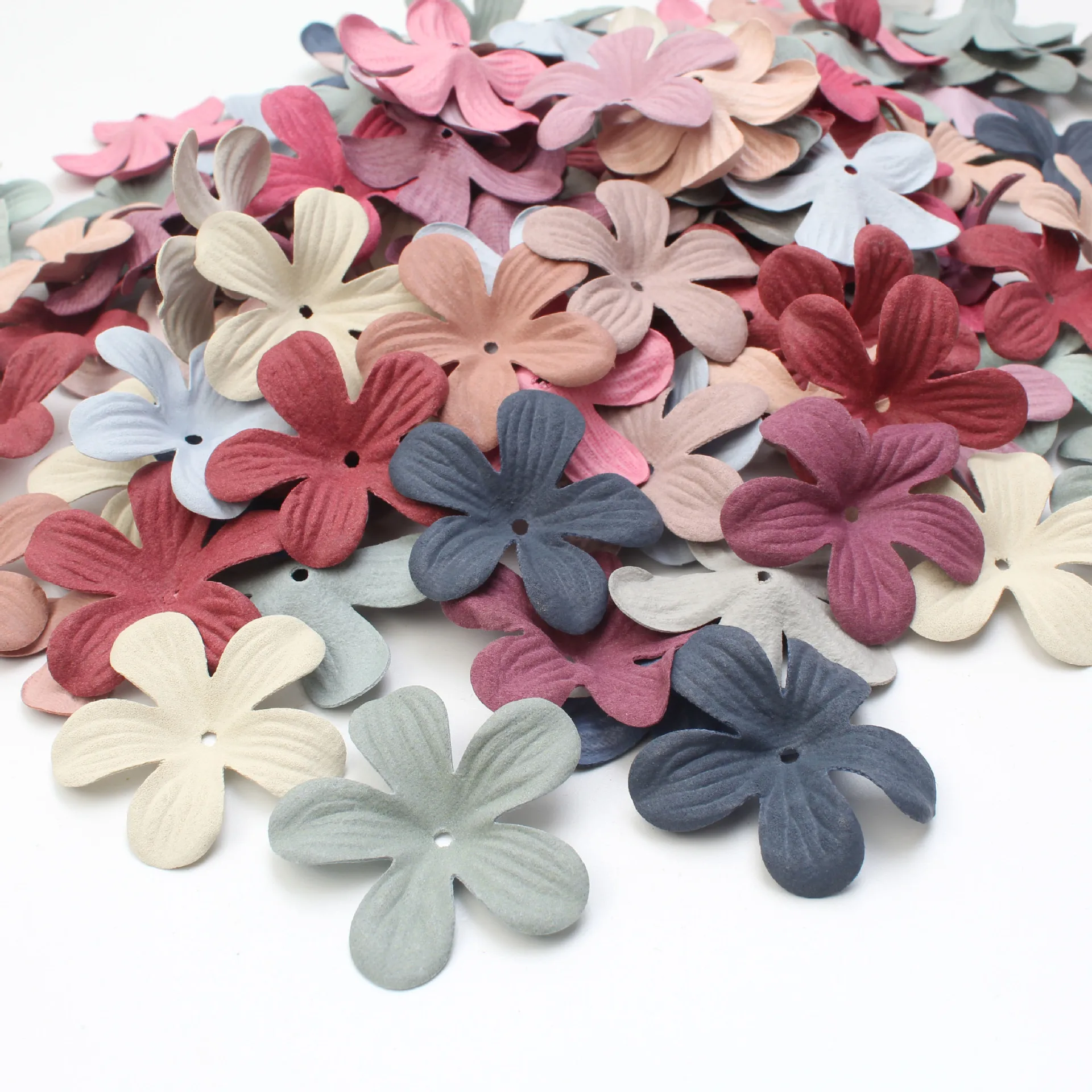 30pcs Fabric Embossing Velvet Leather Daisy Flower Petals For Wedding Party Home Decors Diy Head Clips Floral Crafts Ornaments