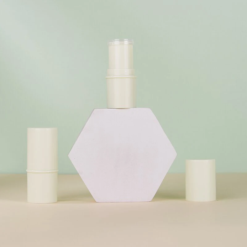 空のデオドラントコンテナ、詰め替え可能なプラスチックツイストアップボトル、DIY天然リップスティック、メイクアップスティックチューブ、化粧品パッケージ、6g