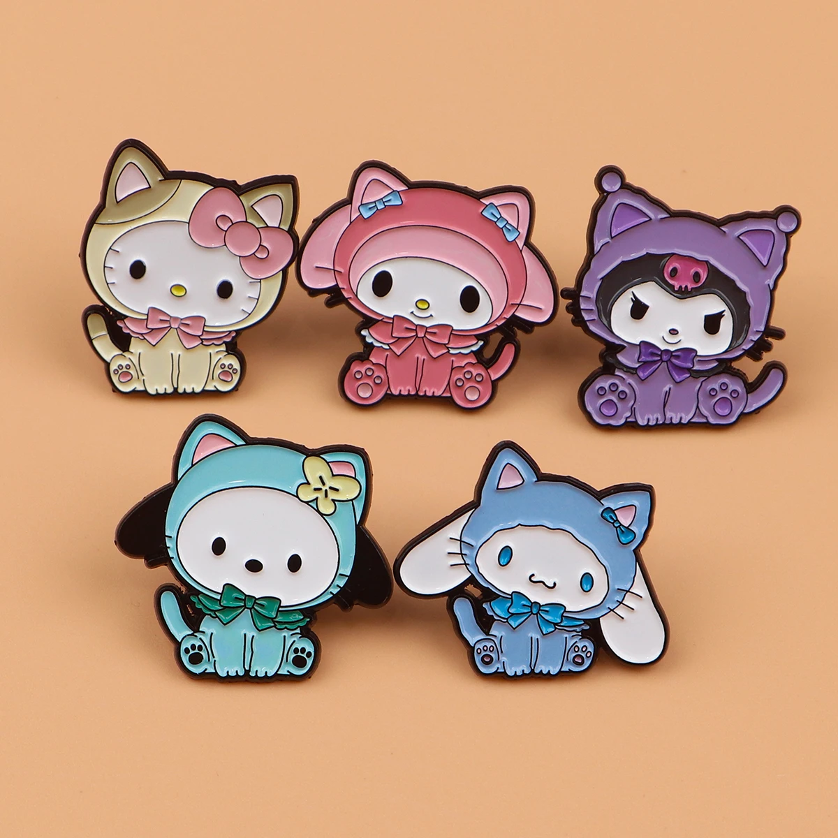 Simpatico gatto smalto spilla Kawaii Anime spilla pini spille distintivo sullo zaino accessori di abbigliamento gioielli di moda regali per ragazze