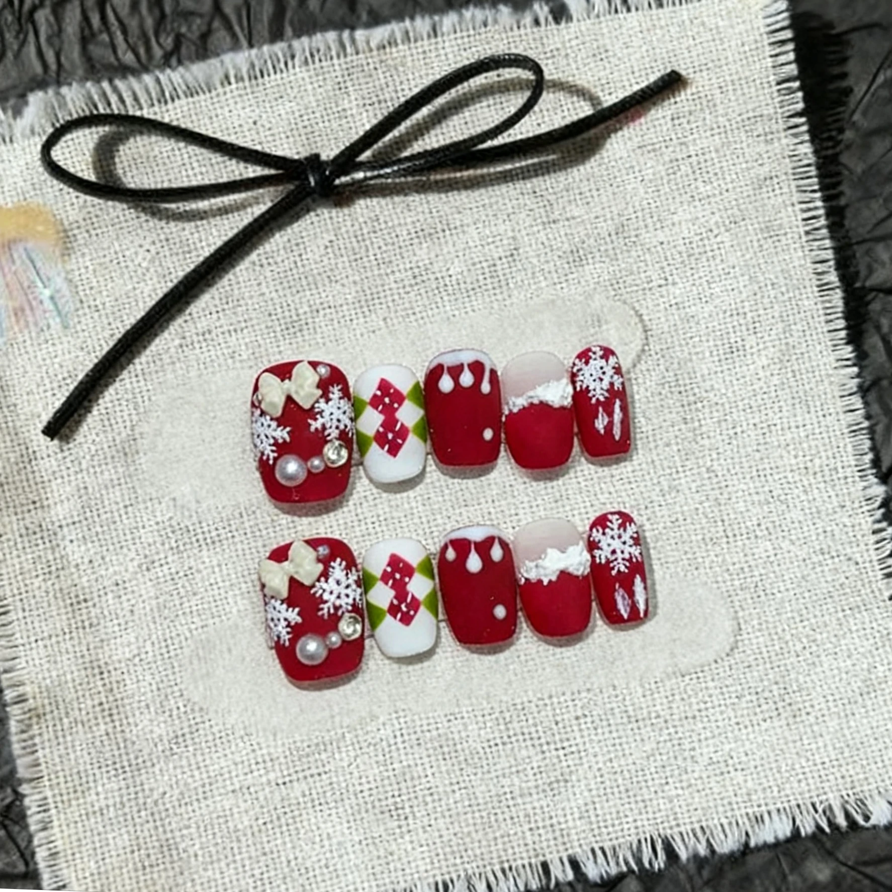 

10 шт., милые рождественские гробные ногти ручной работы, белые снежинки, накладные ногти с бантом и жемчугом, французские накладные ногти для девочек, подарок