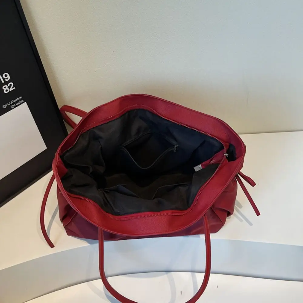 حقيبة كتف نايلون عادية محمولة بسحاب على الطراز الكوري من قماش النايلون حقيبة حمل ذات سعة كبيرة وخفيفة الوزن تحت الإبط للسفر