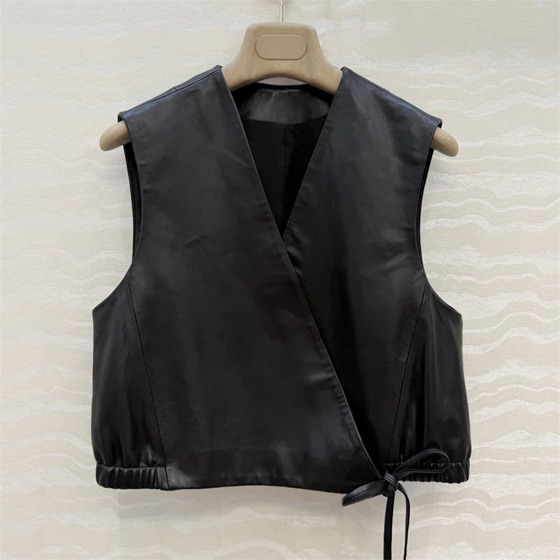 

Женская кожаная куртка: Новая высококачественная безрукавка из овчины с V-образным вырезом для весны 2026 года, приталенный женский жилет на шнуровке, пальто из овчины.