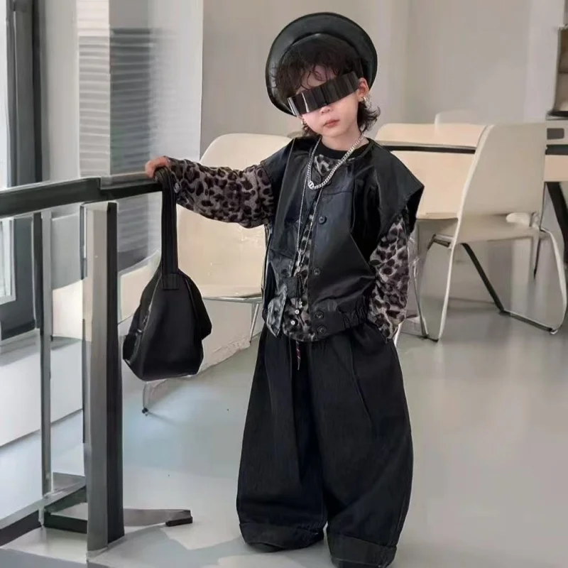 

2026 весна осень новое корейское издание детский модный жилет из искусственной кожи + нижняя рубашка с леопардовым узором + джинсовый комплект из 3 предметов 90-150 см