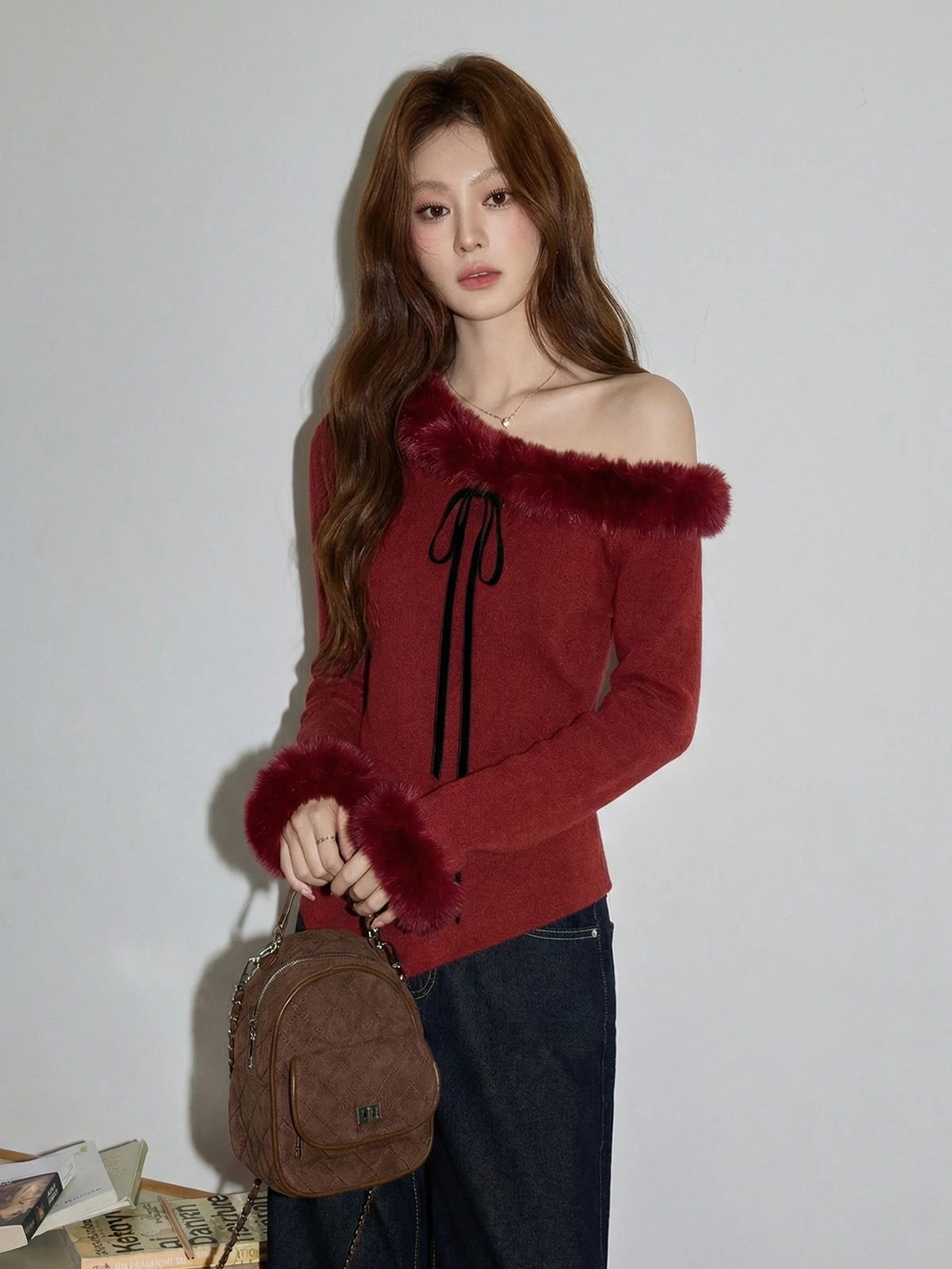 

Красный вязаный свитер на одно плечо с меховым воротником от Me Ning, корейский стиль, приталенный, с длинными рукавами, зимний, новогодний, для создания атмосферы праздника