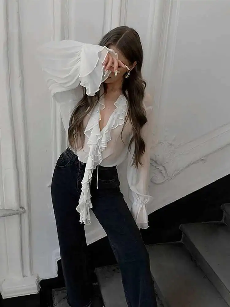 Sexy Witte Flare Mouw See Through Shirt Mode V-hals Unces Lace Up Tops Nieuwe Vrouwelijke Lente Party High Street Blouse 2025