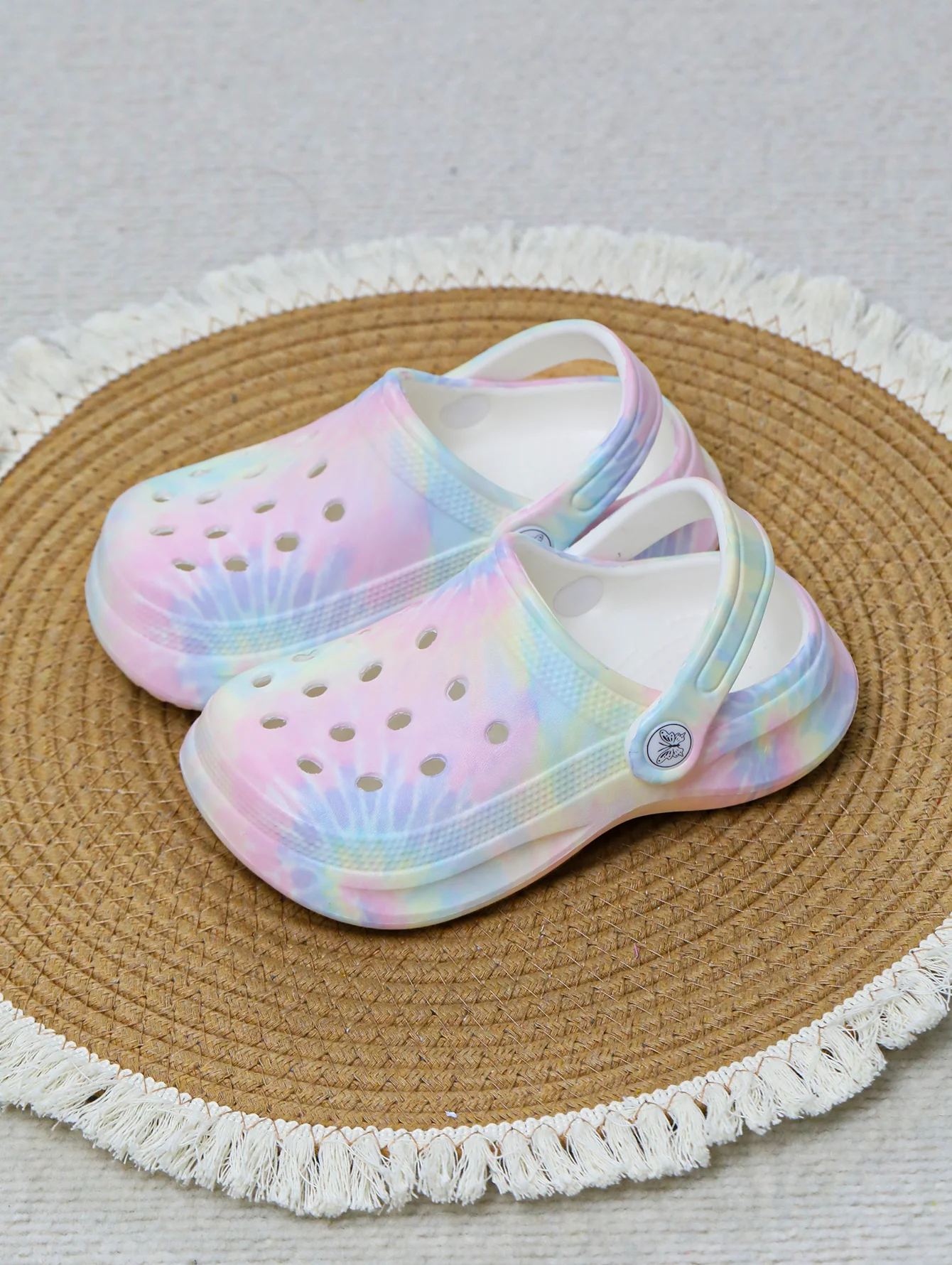 Kinder Slip-On Clogs und Pantoletten - Atmungsaktive, Wasserdichte EVA-Gartenschuhe mit Dekorativer Kette für Strand und Alltag 168 – Detail 15