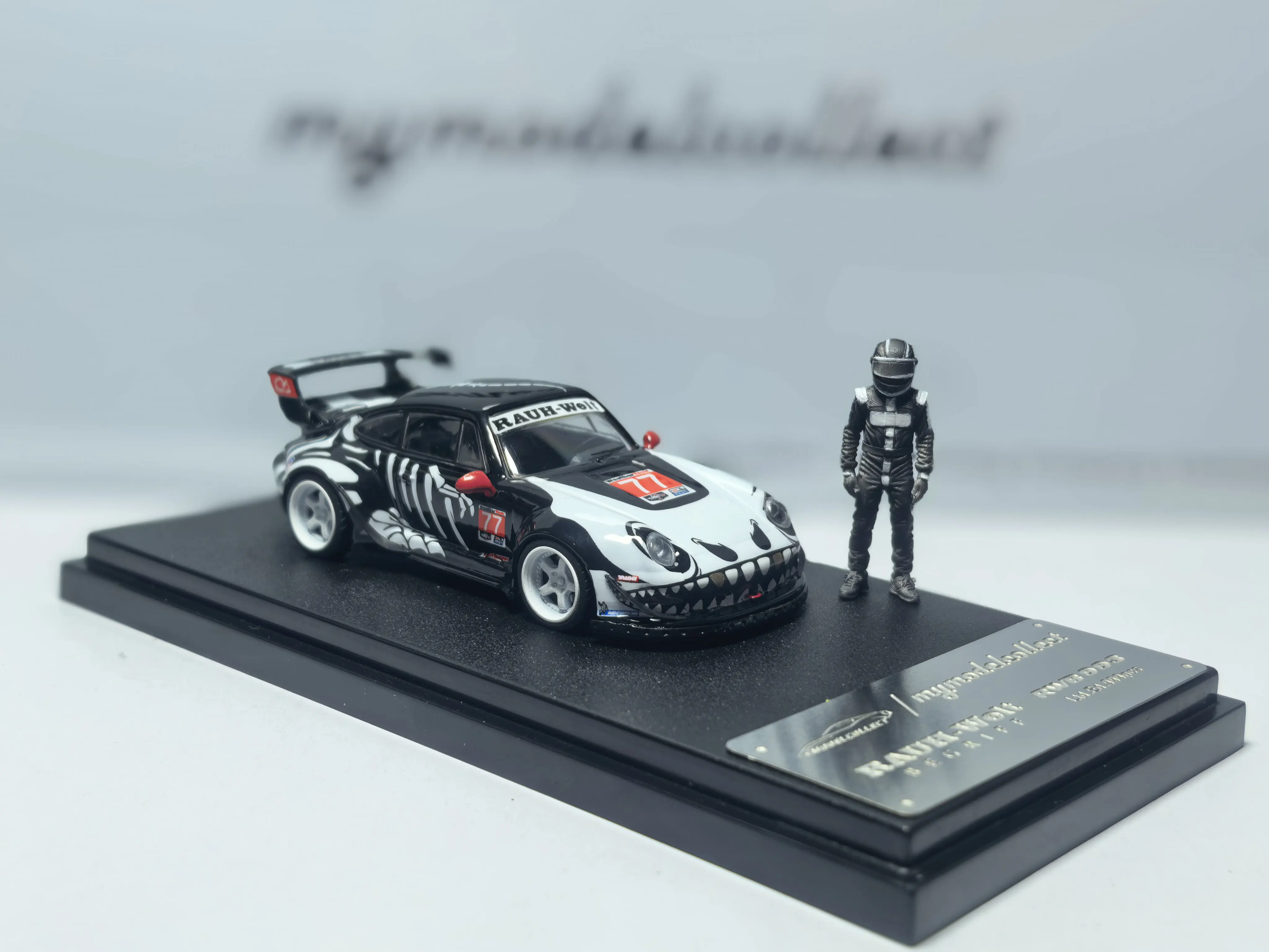 

Коллекционная модель 1:64 Rauh-Welt RWB993 High Wing бело-черная №77, литая модель автомобиля