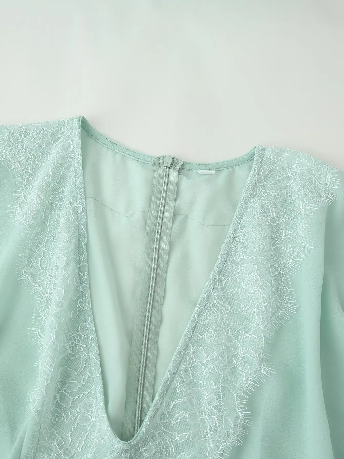 Zartes Grünes Spitzenkleid mit V-Ausschnitt, Maxi-Länge, Schicke Weite Ärmel, Plissiert, Schlanke Passform, Mehrschichtiges Abendkleid, Hochzeitsgast-Robe 2026 – Detail 8