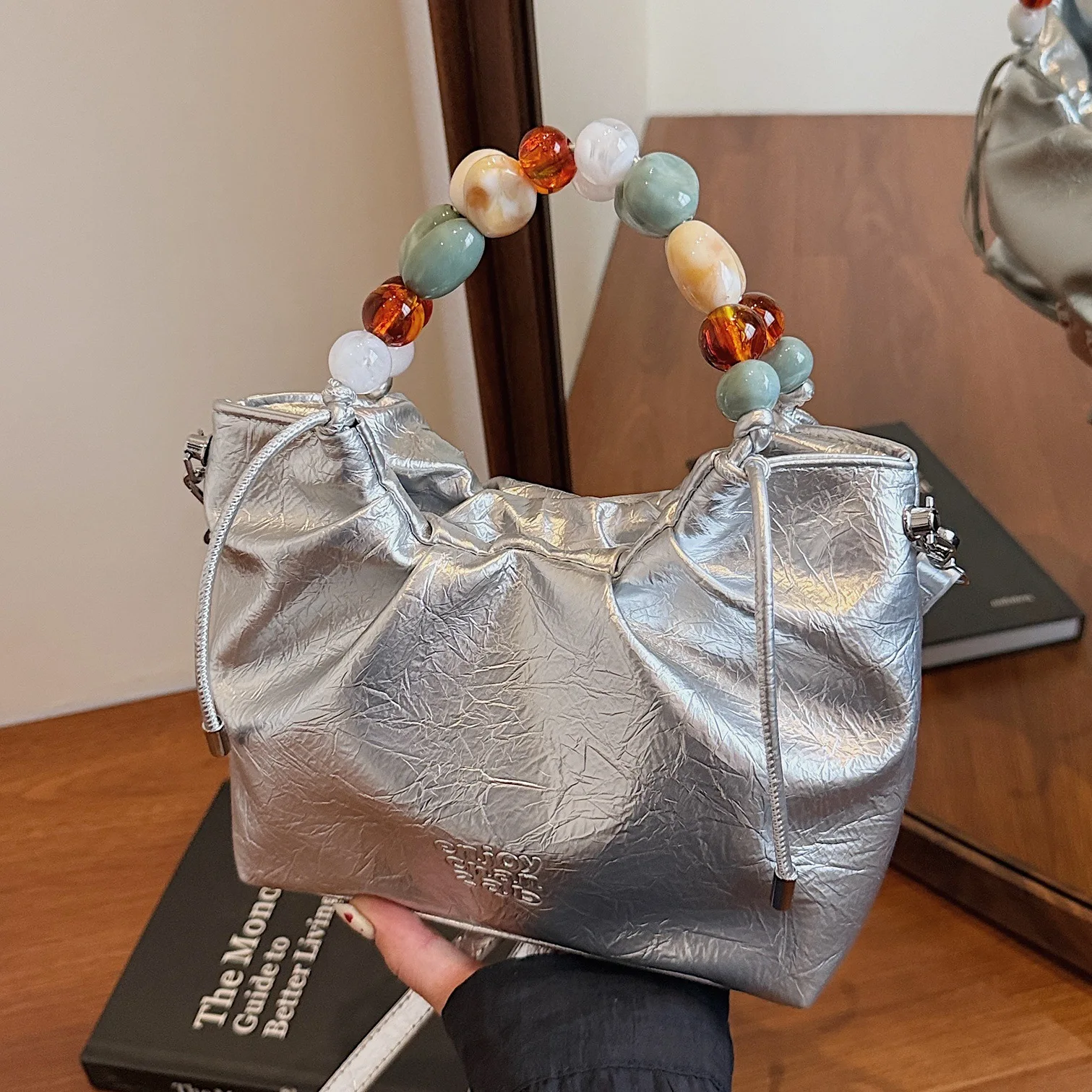 

2025 New Fashion Versatile Pleated Shoulder Bag Women's High Sense Retro Trend Niche Design Casual Portable Messenger Bucket Bag