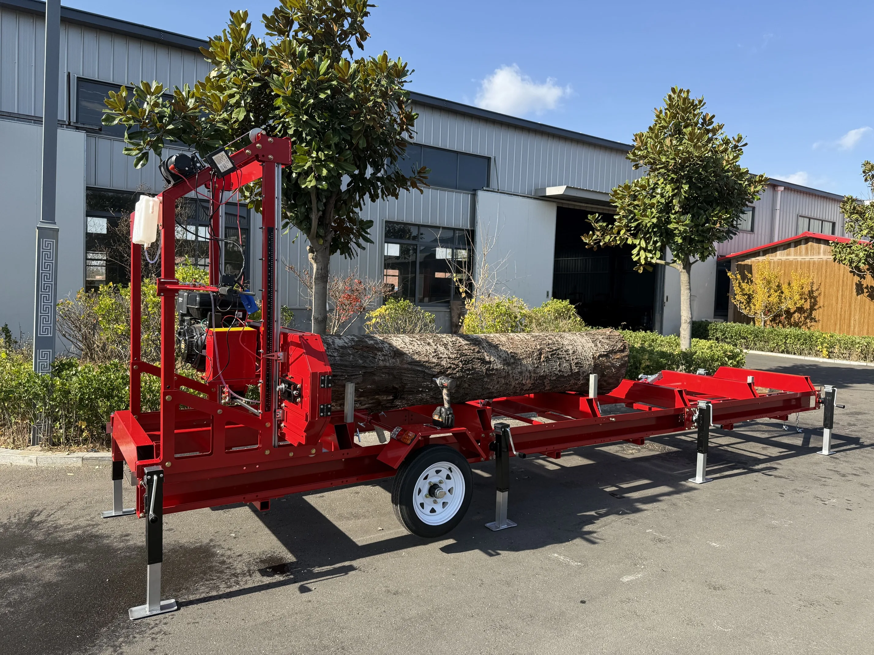 مطحنة نقالة محمولة مقاس 32 بوصة، محرك غاز 420 سي سي، سجل أقصى 32 بوصة، سكة حديد 19.7 قدم، مقطورة وإطارات - مثالية للاستخدام المنزلي، سهلة الصيانة - سفينة CA