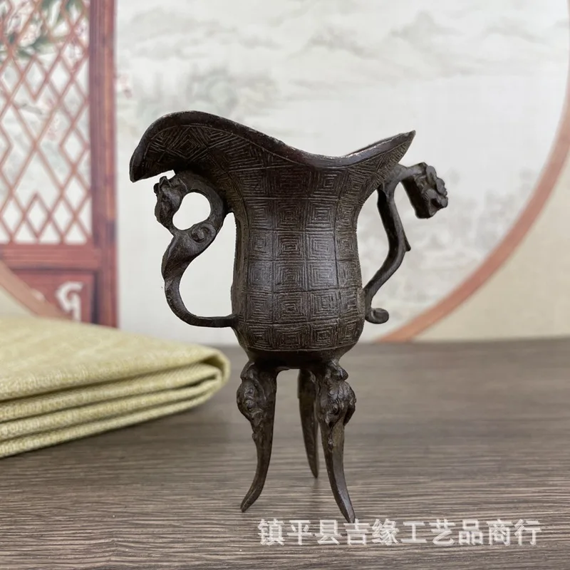 Antique-style three-legged glass dragon , wine , large horn cup, home tea ceremony decoration