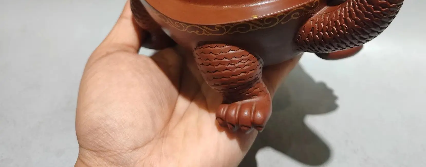 Yixing purple clay teapot Outline in gold Symbol pattern Yuanbaogai Dragon Turtle Statue Pot kettle teapot Tea charm
