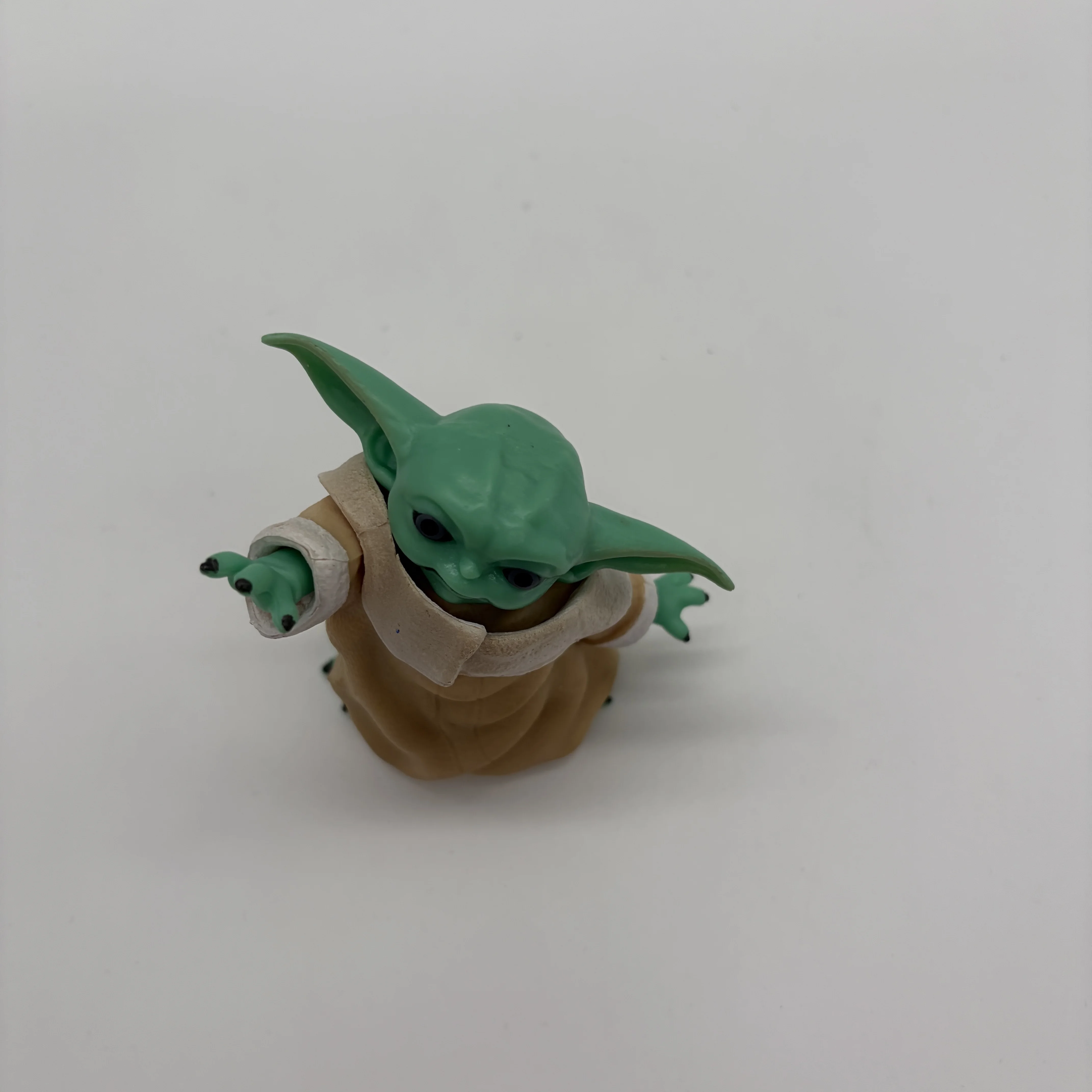 Statue du petit bébé YODA mand - Baby Yoda Products avis et prix