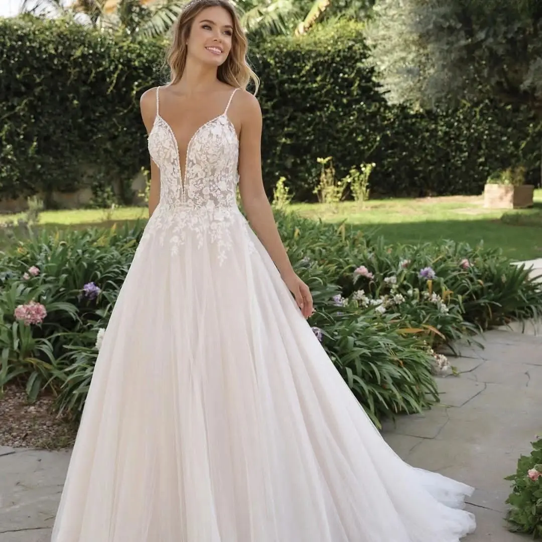 Robe de mariée dos nu à col en V, bretelles spaghestti, ligne A, train de balayage, appliques en dentelle, magnifiques patients, robe de plage