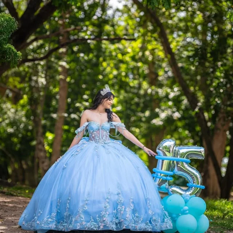 Abiti Quinceanera blu cielo personalizzati con spalle scoperte applique fiore 3D pizzo coda lunga fiocco grande Vestido 15 Quinceanera