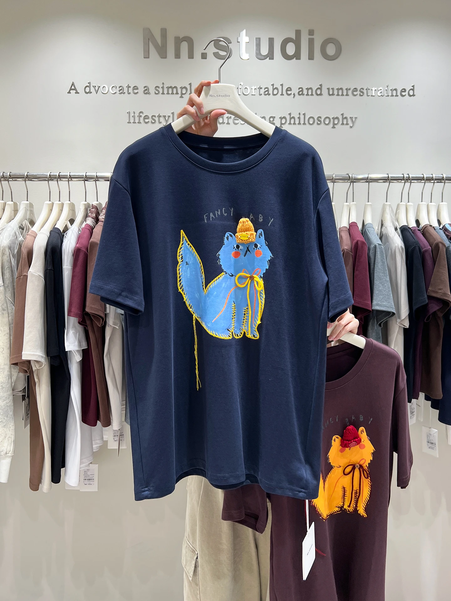 Camiseta de manga corta con estampado grande y bordado de gato de dibujos animados para mujer, Jersey informal holgado y versátil para principios de otoño 2025, jerséis superiores