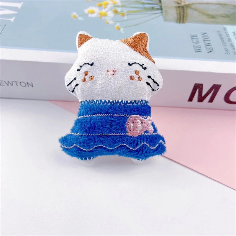 Creative Plush Cat พวงกุญแจเข็มกลัดสําหรับหญิงสาวแฟชั่นการ์ตูนน่ารักพวงกุญแจจี้กระเป๋าเป้สะพายหลังอุปกรณ์ตกแต่งของขวัญ