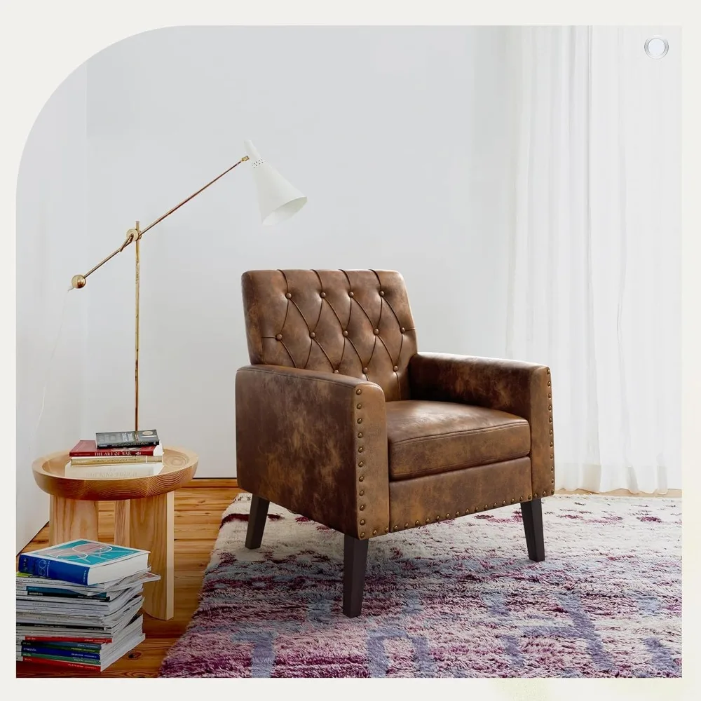 زوج من الكراسي المصنوعة من الجلد الصناعي باللون الأصفر والبني، ارتفاع 18.5، كراسي معنقدة بأزرار، جلوس مريح في غرفة المعيشة بأذرع