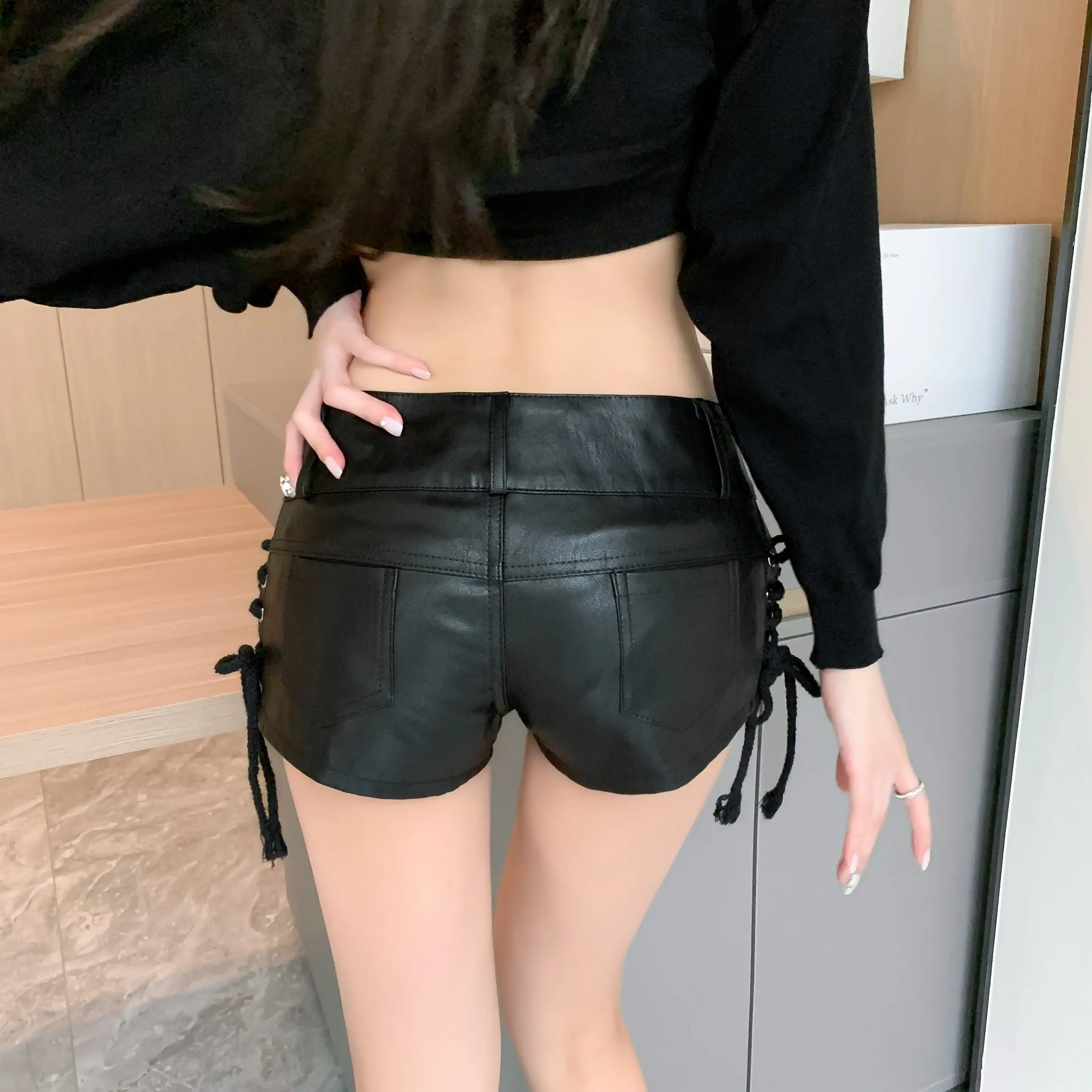 Damen Schwarze Gothic Emo Mini-Shorts Vintage 2000er Y2K Gyaru Sexy PU-Leder Stiefelshorts Niedrige Taille Hot Pants Kleidung Sommer 2026 – Detail 11