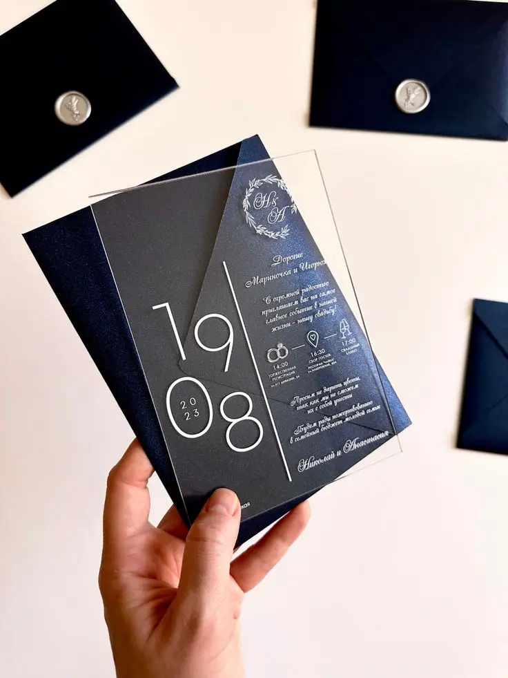 Diseño de certificado de regalo personalizado con tarjetas transparentes estéticas para peluquería de uñas y sobre elegante invitación de boda