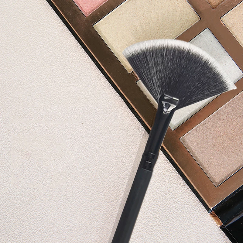

【WHB】1 Pcs Professional Fan Makeup Brush Mixed Highlighter Contour Face Loose Brush Salon/family Facial Mask Brush Cosmetic Tool