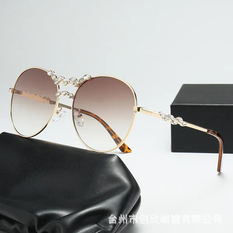 Fancy Round Metal Frame Sunglasses for Women Modern Gradient Big Pilot Eyewear with Rhinestone Vintage Lentes De Sol Mujer UV400