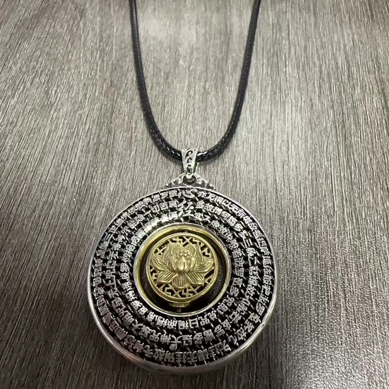 Blessing The Heart Sutra Safety Buckle Pendant Men Jewelry Retro Gold Lotus Prajnaparamita Buddhist Scriptures Necklace Women