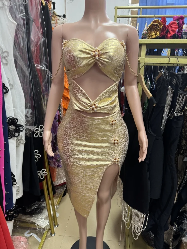 新しい高品質でセクシーなゴールドのワンショルダーカラードレス。背中が露出するカットアウトデザイン、プリーツ、ゴールドカラーが特徴です。