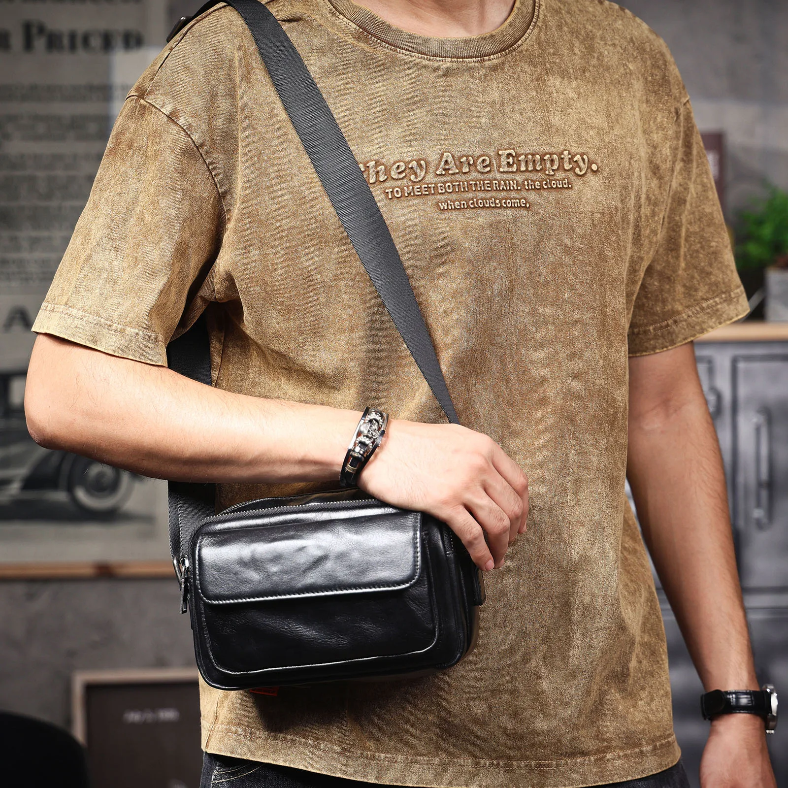 Echte Leder-Brusttasche für Herren, Casual-Umhängetasche aus Rindsleder, Modische Handyhülle, Pflanzlich gegerbtes, gerafftes Leder – Detail 6