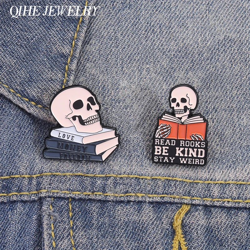 Punk Skelett Lesen Emaille Pins Liebe Geld Freiheit Bücher lesen Be Kind Stay Weird Broschen Revers Abzeichen Schmuck Geschenk für Freund
