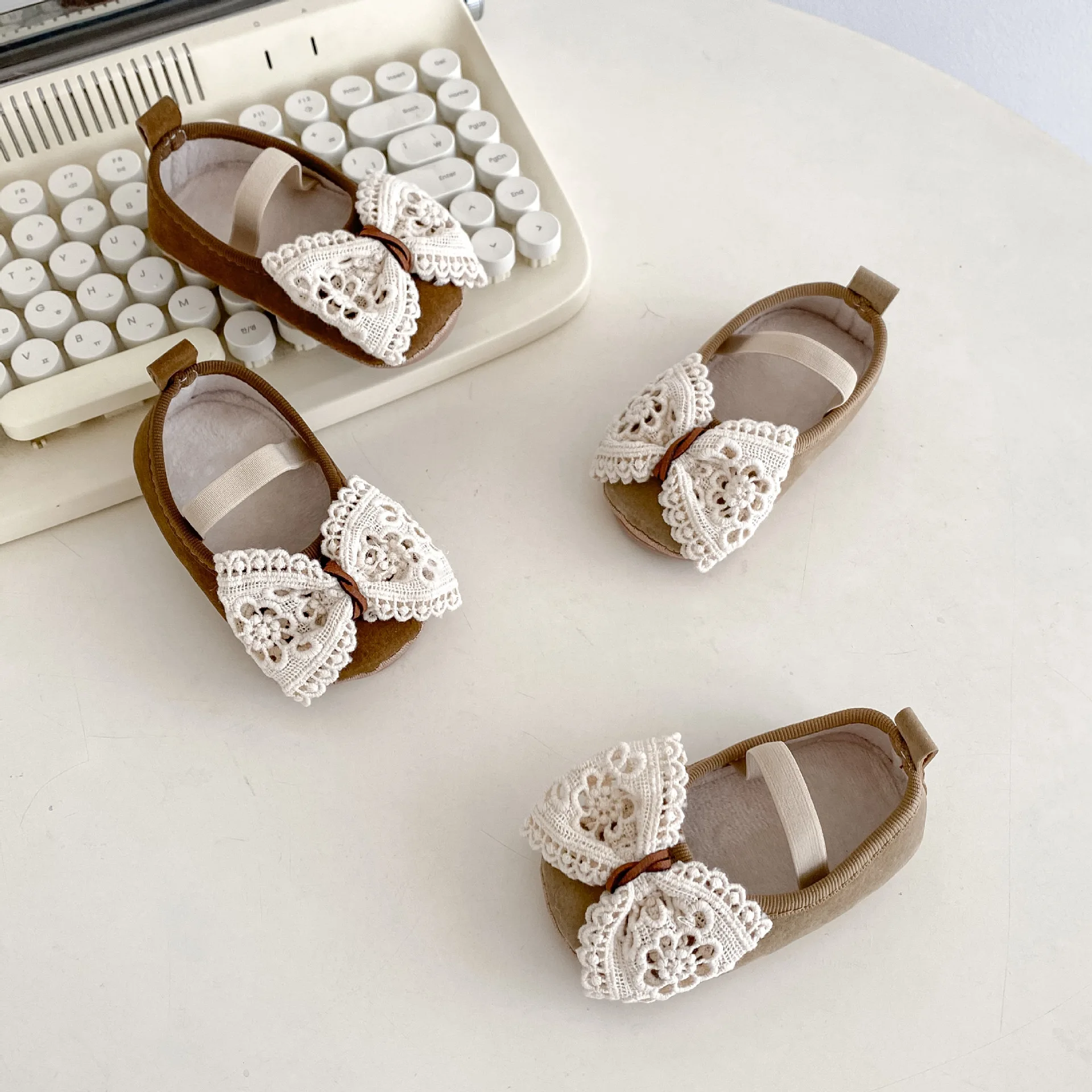 ​ ​ أحذية شتوية لعام 2025 للفتيات الصغيرات مشوا لأول مرة بتصميم فيونكة كبيرة أحذية مبطنة من الجلد الصناعي نعل ناعم مانع للانزلاق 0-18 شهرًا