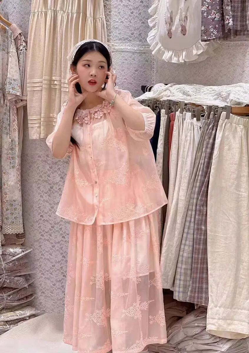 

Элегантный комплект в французском стиле: вышитая свободная длинная юбка с высокой талией и рубашка для женщин, летний сезон, кружевные рукава, повседневная одежда