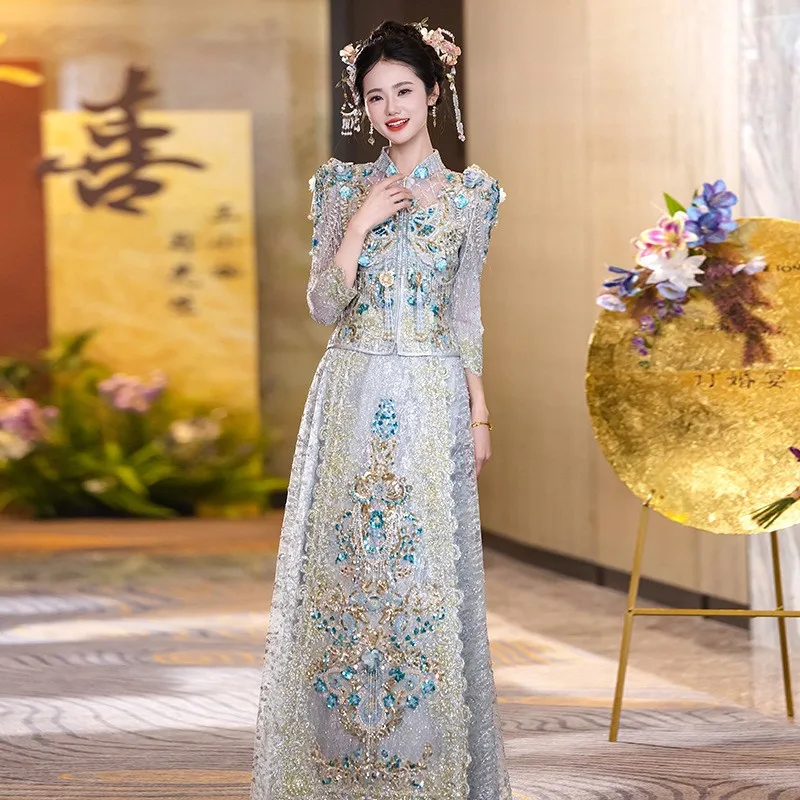 

A new light-colored hand-stitched beaded Chinese-style luxurious wedding dress with grand display