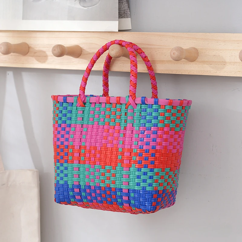 Handgewebter Korb im Ethno-Stil, gewebte Tasche, farblich kontrastierende gewebte Kunststofftasche, kontrastfarbene Stroh gewebte Tasche, Handtasche für Damen