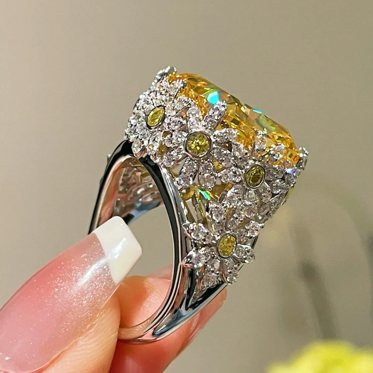 

BELLUX 925 Silver Gold-plated Ring High Carbon Diamond Radiant Ice Cut High Table Small Daisy Cocktail Ring