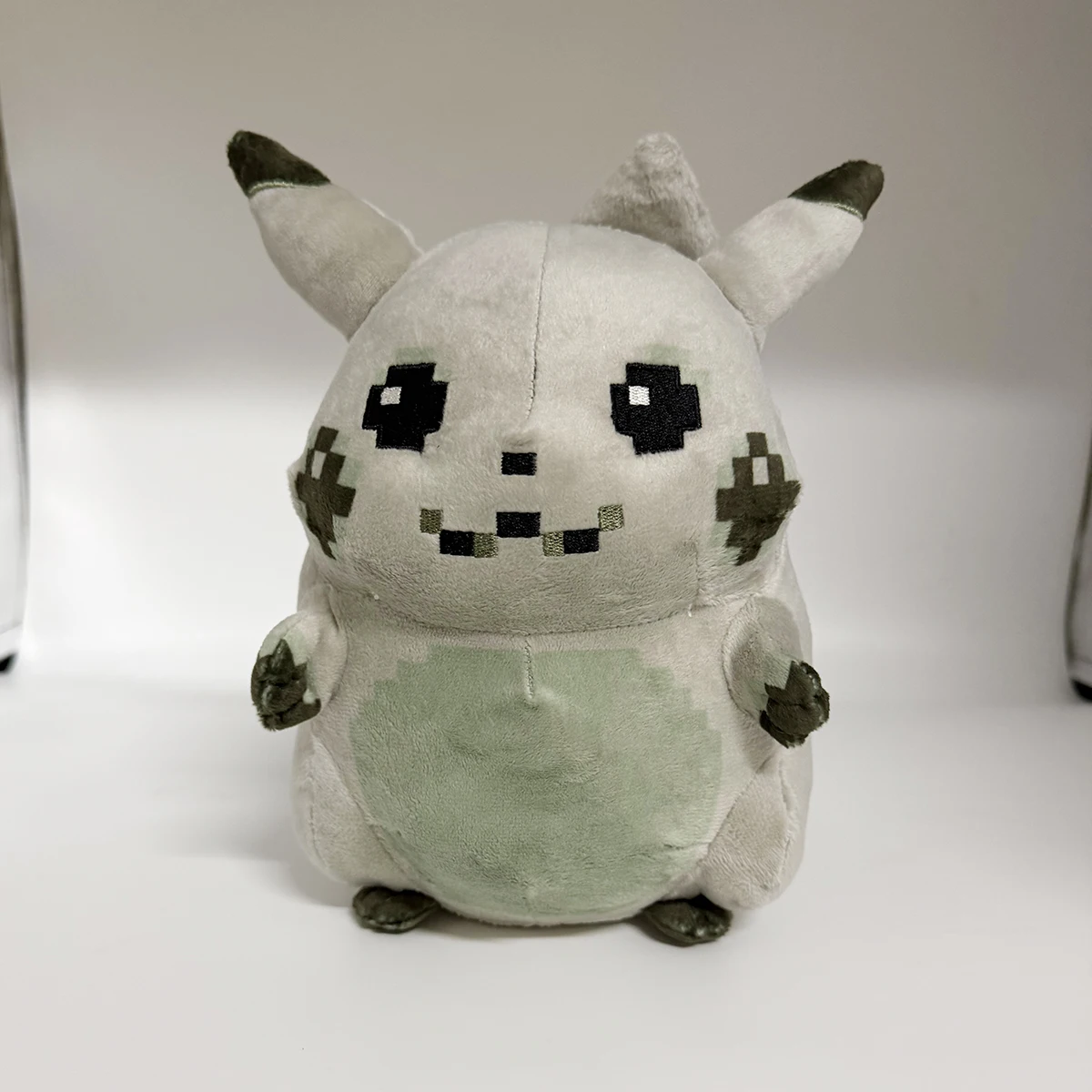Peluche de Pikachu de Pokémon, Edición 30 Aniversario del Centro Pokémon, Muñeco de Peluche Estilo Pixel, Divertido y Moderno, Regalo
