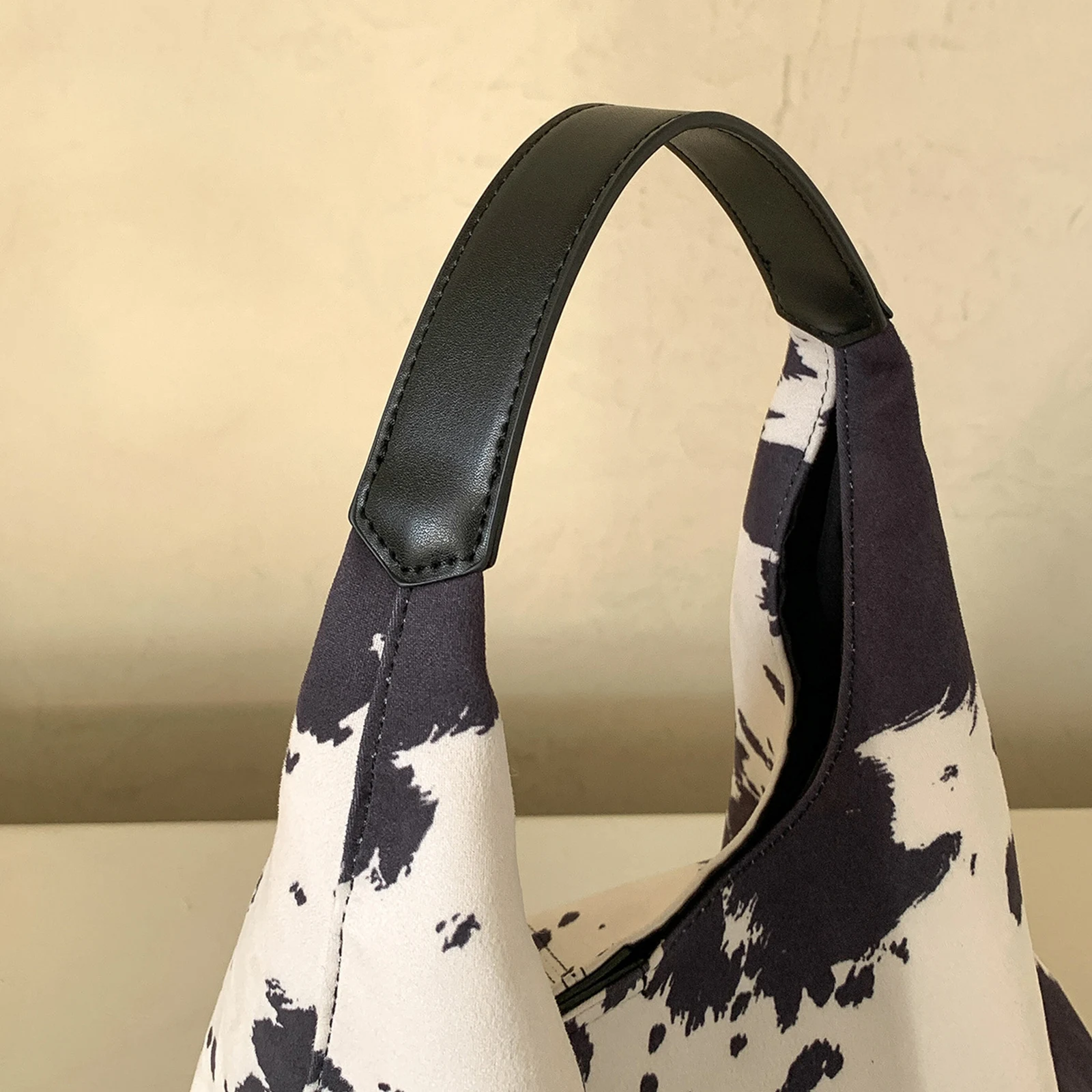 حقيبة يد نسائية بطبعة بقرة حقيبة كتف ذات سعة كبيرة حقائب يد عصرية غير رسمية تحت الإبط للسفر والتسوق والعمل للاستخدام اليومي